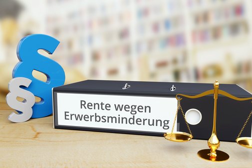 Ordner mit Beschriftung "Rente wegen Erwerbsminderung ", daneben stehen zwei Paragrafen-Zeichen und eine Waage