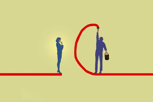 Grafik: Ein Mann im Anzug und mit Aktentasche malt mit einem Pinsel mit roter Farbe eine rote Linie, um eine Frau auszuschließen, die ebenfalls ein Business-Kostüm trägt. 