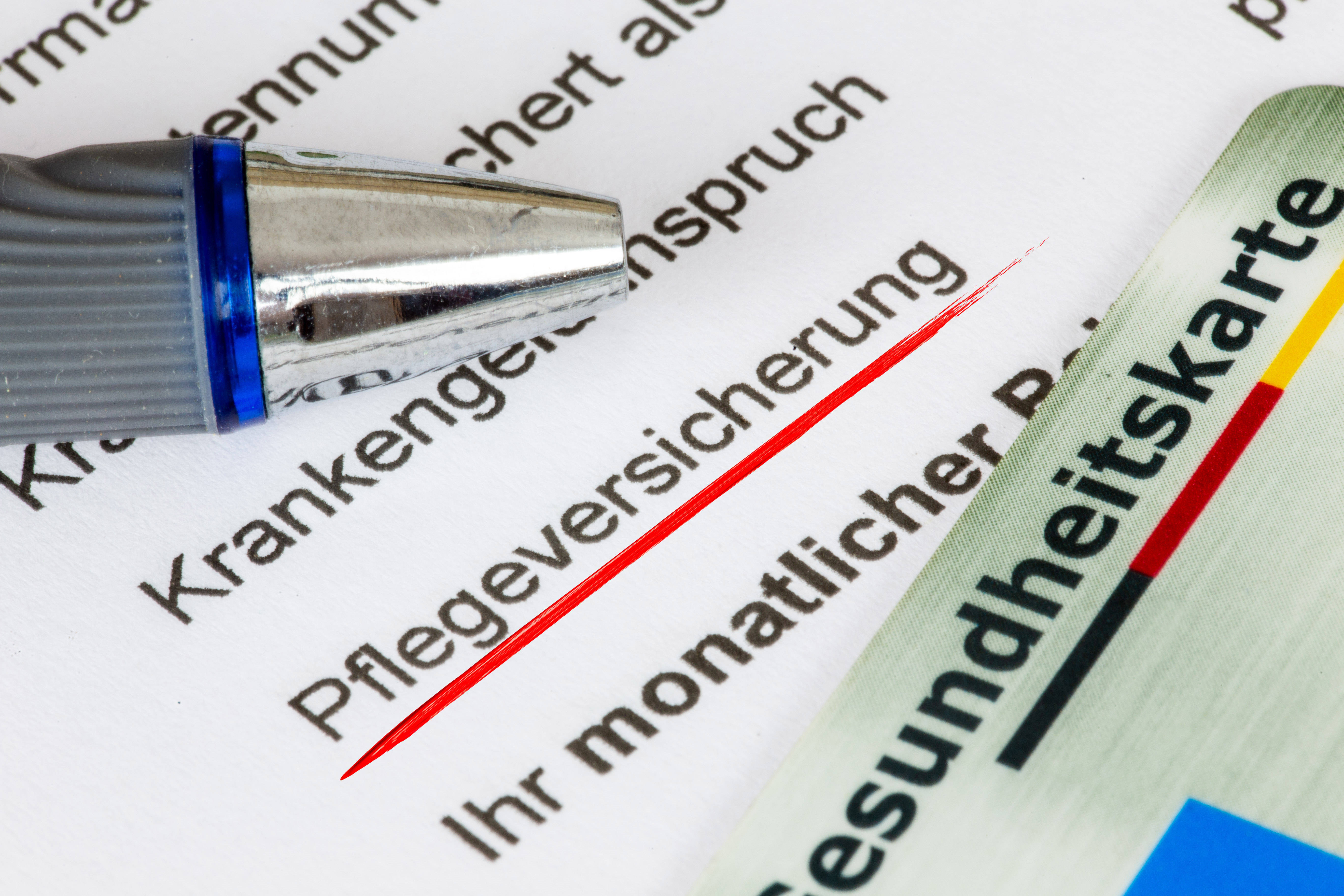 Pflegeversicherung Symbolbild Pflegeversicherung: Nahaufnahme von einem Formular einer Krankenkasse mit Übersicht über die Beiträge