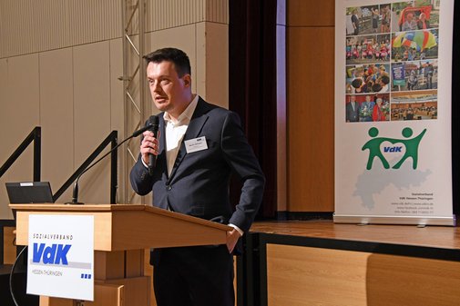 Ein Mann h&auml;lt eine Rede