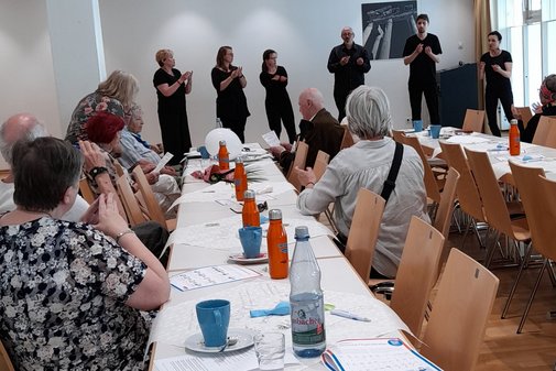 Ein Gebärdenchor mit Publikum
