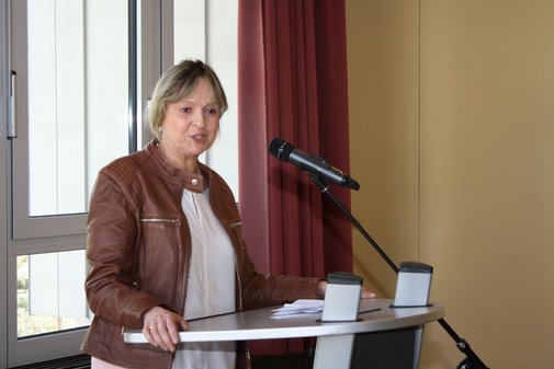 Eine Frau hält eine Rede
