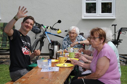 Ein Mann und drei Frauen