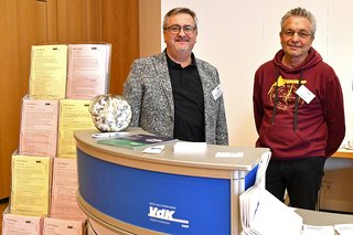 Hans-Jürgen Wittig und Jürgen Kremser, Ehrenamtlich des VdK Hessen-Thüringen stehen am VdK-Stand.