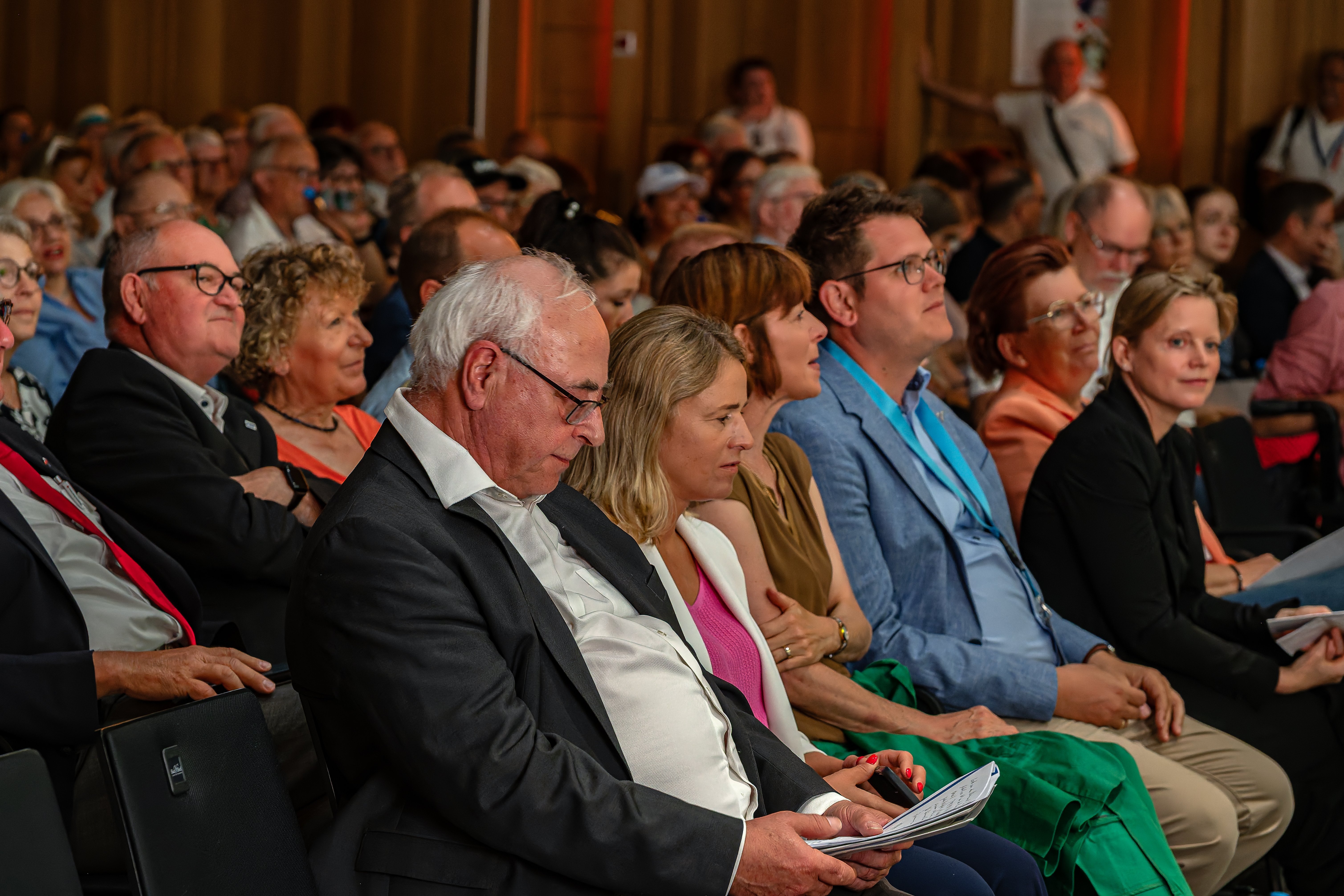 Blick auf die erste Reihe im gutgefüllten Saal. 
