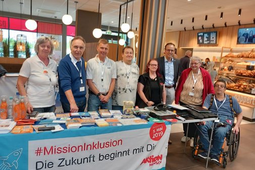 Mehrere Menschen an einem Informationsstand