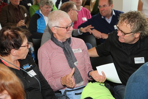 Mehrere Menschen sprechen miteinander