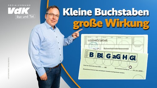 Ein Mann deutet mit dem Zeigefinger auf einen Schwerbehindertenausweis.