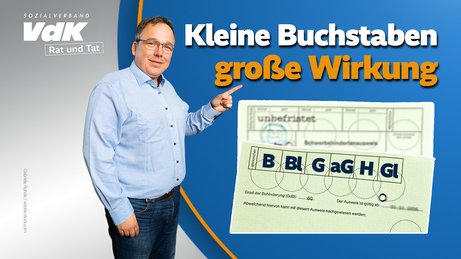 Ein Mann deutet mit dem Zeigefinger auf einen Schwerbehindertenausweis.