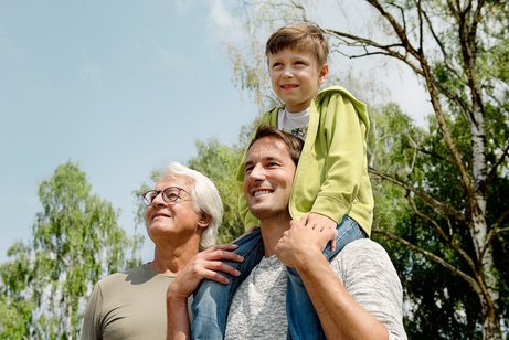 Ein älterer und ein jüngerer Mann und ein kleiner Junge