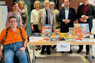 Mehrere Menschen an einem Informationsstand