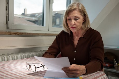 Eine Frau liest einen Brief