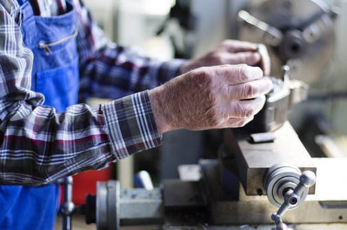Älterer Handwerker arbeitet in der Werkstatt