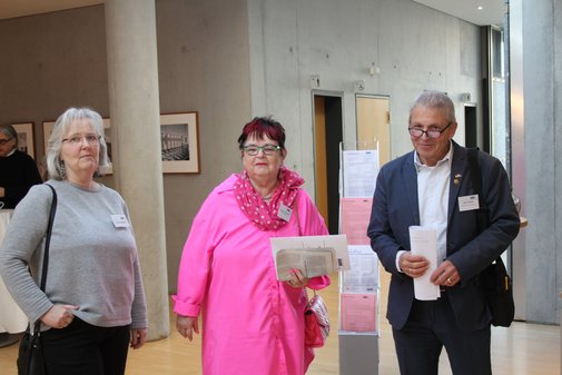 Zwei Frauen und ein Mann