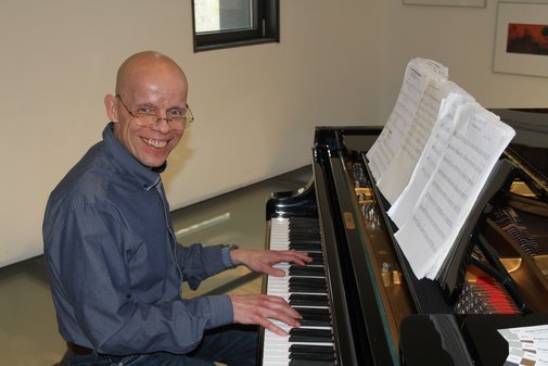 Ein Mann am Fl&uuml;gel.