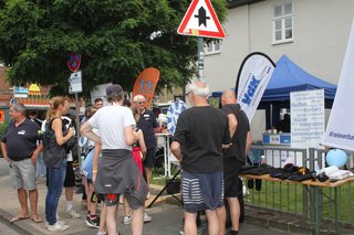 Mehrere Menschen an einem Infostand