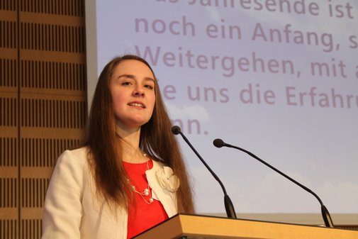 Eine Frau hält eine Rede