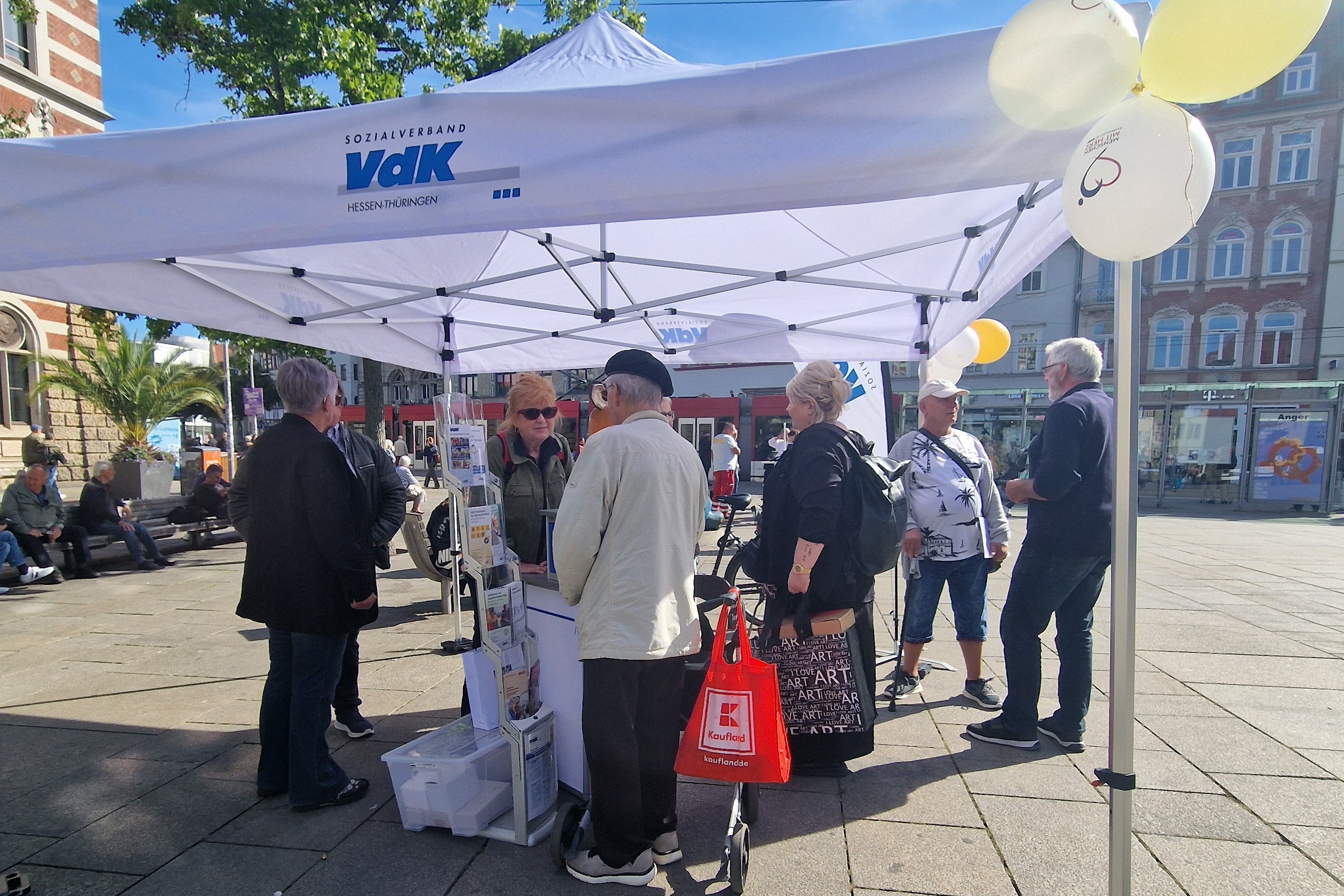 Mehrere Menschen an einem Infostand