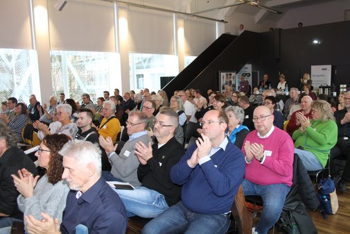 Viele Menschen applaudieren