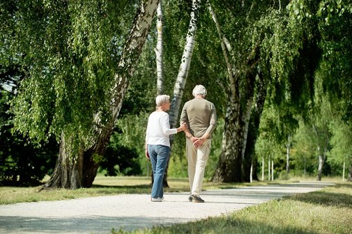 Eine Frau und ein Mann gehen spazieren