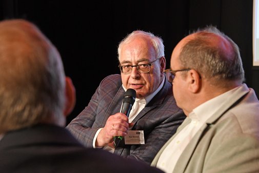 Drei M&auml;nner im Gespr&auml;ch