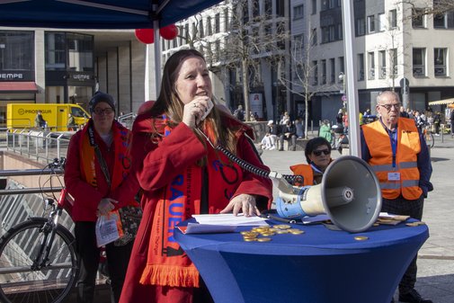 Eine Frau hält eine Rede
