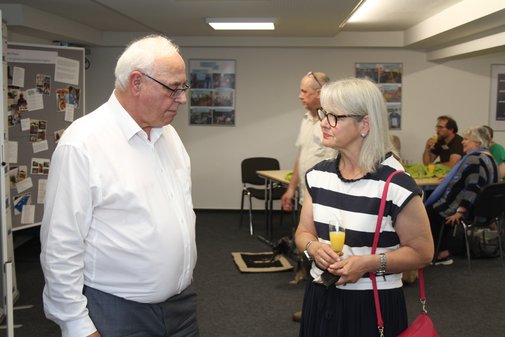 Eine Frau und ein Mann im Gespräch