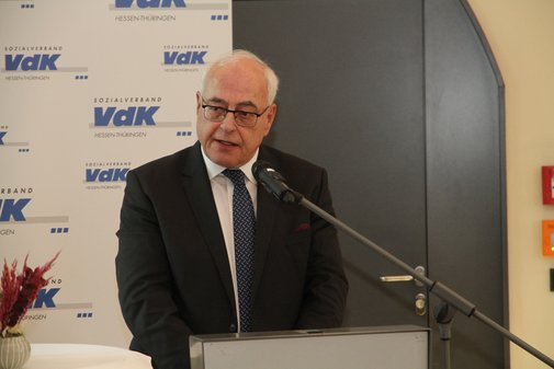 Ein Mann h&auml;lt eine Rede