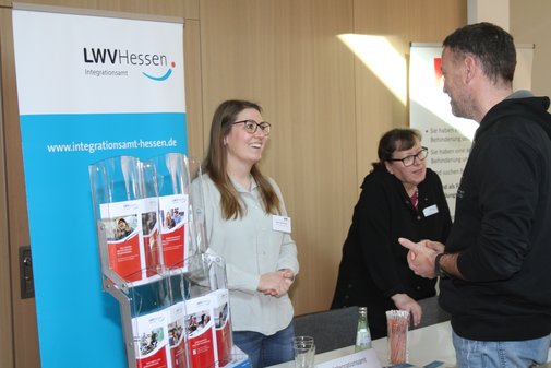 Eine Frau an einem Stand