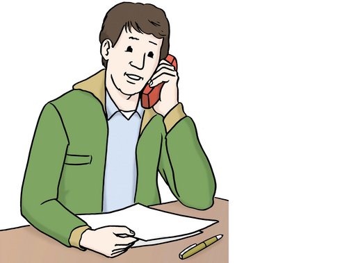Ein Mann hält einen Telefonhörer an sein Ohr. Vor ihm liegt ein Blatt Papier mit einem Stift.