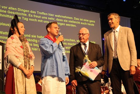 Vier Menschen auf einer Bühne