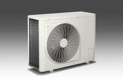 Ein Klimagerät mit Ventilator zur besseren Luftzirkulation 
