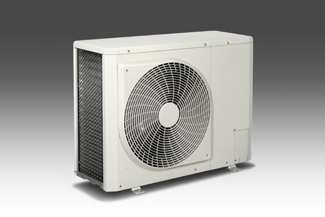 Ein Klimagerät mit Ventilator zur besseren Luftzirkulation 