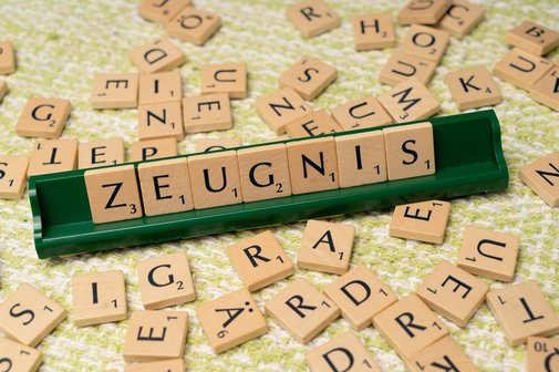 Scrabble-Spiel mit vielen Buchstaben-Steinen. In der Mitte wurde der Begriff "Zeugnis" gelegt. 