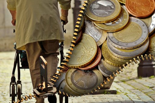 Alter Mensch mit Rollator und Geldmünzen