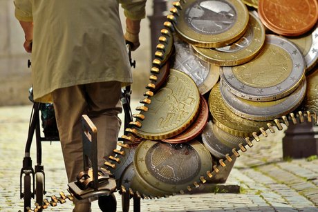Alter Mensch mit Rollator und Geldmünzen