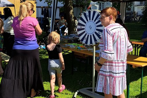 Ein Infostand mit Menschen