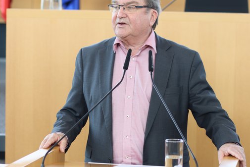 Ein Mann hält eine Rede