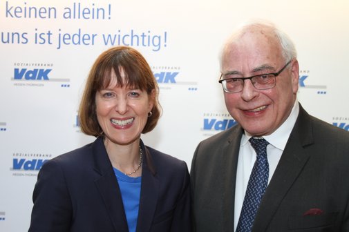 Heike Hofmann, Ministerin im Hessischen Ministerium f&uuml;r Arbeit, Integration, Jugend und Soziales, und Paul Weimann, VdK-Landesvorsitzender stehen vor einer Fotowand des VdK Hessen-Th&uuml;ringen.