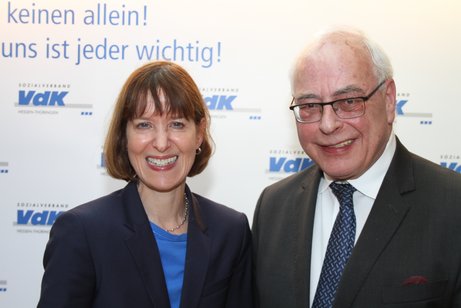 Heike Hofmann, Ministerin im Hessischen Ministerium f&uuml;r Arbeit, Integration, Jugend und Soziales, und Paul Weimann, VdK-Landesvorsitzender stehen vor einer Fotowand des VdK Hessen-Th&uuml;ringen.