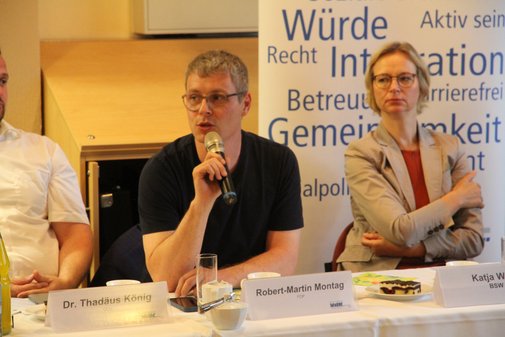 Ein Mann spricht