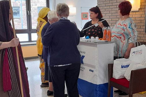 Mehrere Menschen an einem Informationsstand