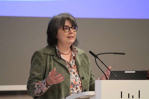 Eine Frau hält eine Rede