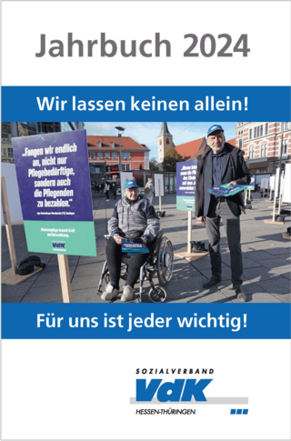 Auf dem Bild ist die Titelseite des VdK-Jahrbuchs zu sehen: ein Mann und eine Frau, die im Rollstuhl sitzt. Es wurde im Rahmen einer Aktion zum Thema Nächstenpflege aufgenommen.