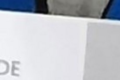 Zwei Männer stehen dicht beinander, der ältere von beiden hält eine Urkunde in der Hand. 