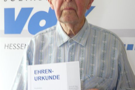 Sehr alter Mann präsentiert Urkunde