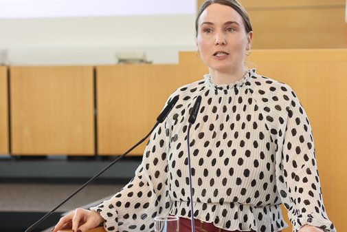 Eine Frau hält eine Rede