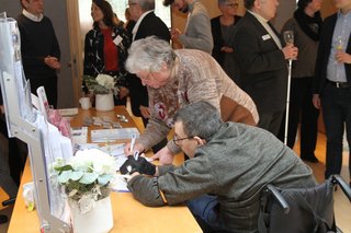 VdK-Ehrenamtliche tragen sich in die Gästeliste ein