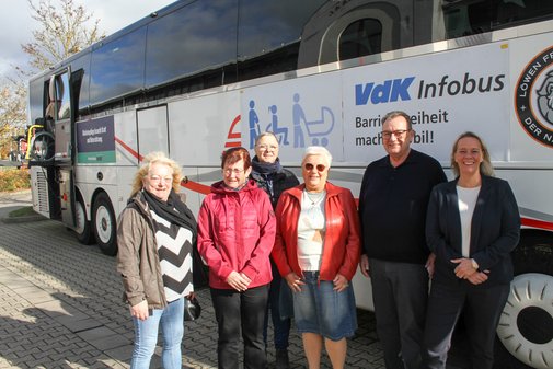 Mehrere Menschen vor einem Reisebus