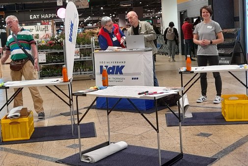 Menschen an Informationsstand